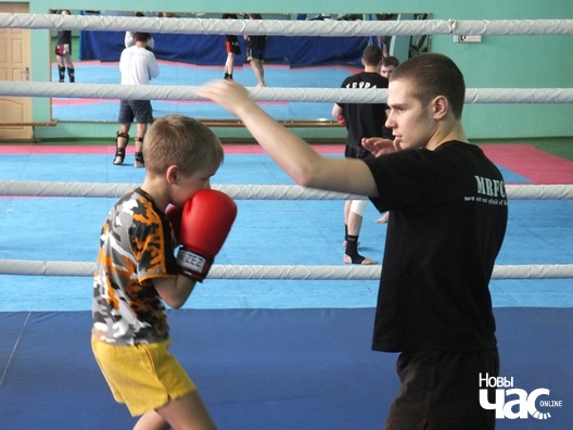 Ілля працуе з дзецьмі ў зале Ілля працуе з дзецьмі ў зале
