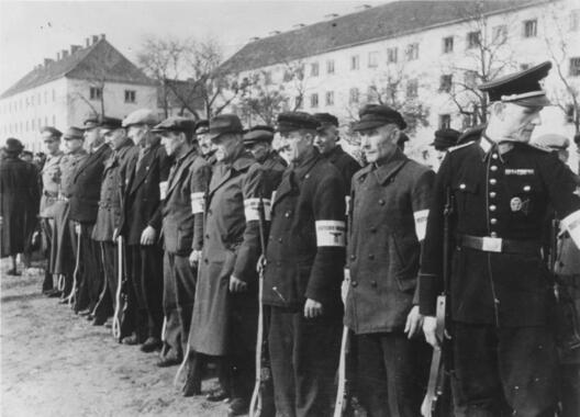 Шыхтаванне Фольксштурма ў 1944 годзе. Фота: wwii.space Шыхтаванне Фольксштурма ў 1944 годзе. Фота: wwii.space