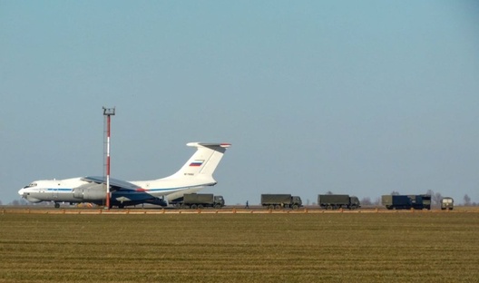 Ваенна-транспартны самалёт Іл-76 у гомельскім аэрапорце выгружае тэнтавыя КамАЗы і санітарны ПАЗ. Фота "экстрэмісцкага" рэсурса Ваенна-транспартны самалёт Іл-76 у гомельскім аэрапорце выгружае тэнтавыя КамАЗы і санітарны ПАЗ. Фота "экстрэмісцкага" рэсурса
