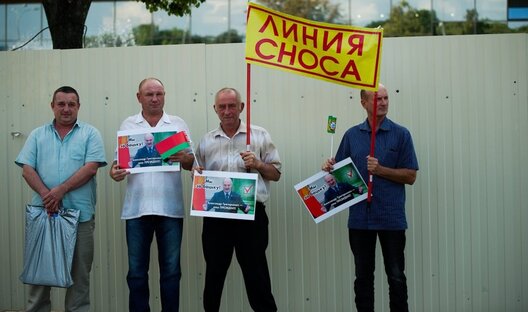 Супрацоўнікі ПСУП «Лінія зносу» на прарэжымным мітынгу ў Гомелі. Крайні злева — дырэктар прадпрыемства. Фота з сацыяльных сетак Супрацоўнікі ПСУП «Лінія зносу» на прарэжымным мітынгу ў Гомелі. Крайні злева — дырэктар прадпрыемства. Фота з сацыяльных сетак