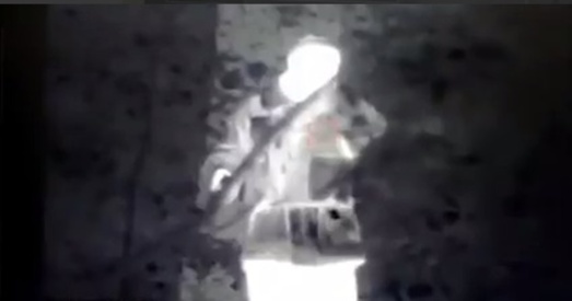 Польскія памежнікі знялі на відэа, як беларускі памежнік кідае нешта ў іх машыну