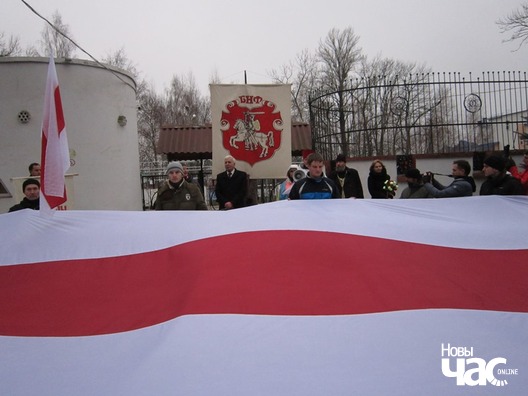 Гэты сцяг Ніна Багінская адмыслова пашыла для маладафронтаўцаў Гэты сцяг Ніна Багінская адмыслова пашыла для маладафронтаўцаў