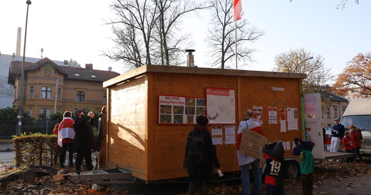 Салідарнасць: Беларускія актывісты ў Берліне ўзнялі гістарычны сцяг насупраць пасольства РБ (фота)