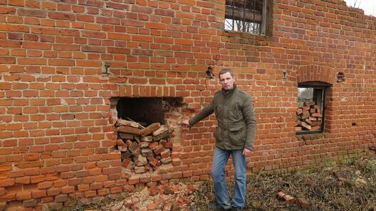 Аляксандр заклаў вокны старога млына, каб не дапусціць яго далейшага разбурэння. Фота: Ірына Кузьміч Аляксандр заклаў вокны старога млына, каб не дапусціць яго далейшага разбурэння. Фота: Ірына Кузьміч