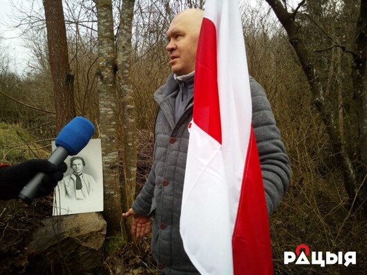 Кутны камень дома ў Мастаўлянах, дзе нарадзіўся Кастусь Каліноўскі. Кутны камень дома ў Мастаўлянах, дзе нарадзіўся Кастусь Каліноўскі.