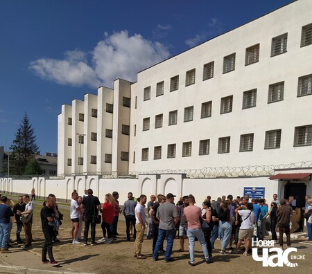 Чарга вязняў Акрэсціна за рэчамі Чарга вязняў Акрэсціна за рэчамі
