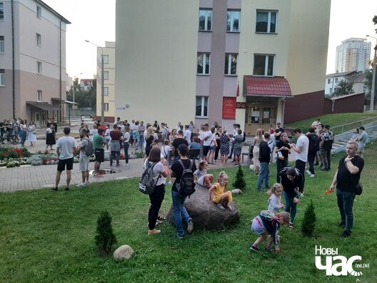 Пасля галасавання людзі сабраліся, каб убачыць выніковы пратакол. Фота Ірыны Шаркоўскай Пасля галасавання людзі сабраліся, каб убачыць выніковы пратакол. Фота Ірыны Шаркоўскай
