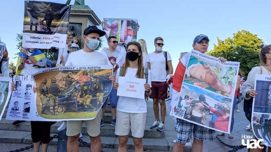 Беларусы Адэсы распавядаюць пра катаванні падчас акцыі, прысвечанай гадавіне прэзідэнцкіх выбараў у Беларусі. Фота Дзіяны Серадзюк Беларусы Адэсы распавядаюць пра катаванні падчас акцыі, прысвечанай гадавіне прэзідэнцкіх выбараў у Беларусі. Фота Дзіяны Серадзюк