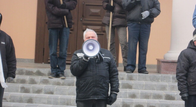 Былога дэпутата затрымалі за камяні з «Пагоняй» ля ўласнага дома Былога дэпутата затрымалі за камяні з «Пагоняй» ля ўласнага дома