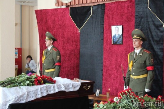 18 траўня 2019 года. Падчас цырымоніі развітання з застрэленым інспектарам ДАІ Яўгенам Патаповічам. Фота – Дар’я Чульцова/«Белсат» 18 траўня 2019 года. Падчас цырымоніі развітання з застрэленым інспектарам ДАІ Яўгенам Патаповічам. Фота – Дар’я Чульцова/«Белсат»