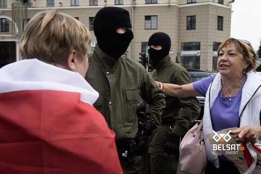 Жаночы марш міру каля Камароўскага рынку ў Менску. 5 верасня 2020 года. Фота: Ірына Арахоўская / Belsat.eu Жаночы марш міру каля Камароўскага рынку ў Менску. 5 верасня 2020 года. Фота: Ірына Арахоўская / Belsat.eu