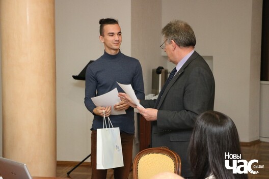 13/16 img_2816_1280x853_logo.jpg