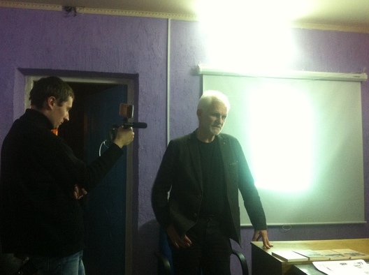 На фота: Ворша, 23 лістапада 2018 год, адкрыццё выставы „Лісты палітвязняў з 1996 года да нашых дзён”. Блогер Шэры Кот здымае стрым. Выступае праваабаронца, былы палітвязень Алесь Бяляцкі. На фота: Ворша, 23 лістапада 2018 год, адкрыццё выставы „Лісты палітвязняў з 1996 года да нашых дзён”. Блогер Шэры Кот здымае стрым. Выступае праваабаронца, былы палітвязень Алесь Бяляцкі.