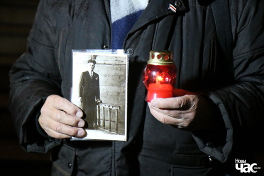 Акцыя "Ланцуг памяці" ля КДБ у 2017 годзе. Фота Арцёма Лявы Акцыя "Ланцуг памяці" ля КДБ у 2017 годзе. Фота Арцёма Лявы