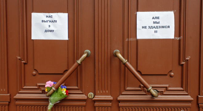 Купалаўскі тэатр узяў на працу актораў з Расіі, якія не ведаюць беларускай мовы! У Купалаўскі тэатр узялі актораў з Расіі: Мову яны не ведаюць, таму ставяцца спектаклі без слоў