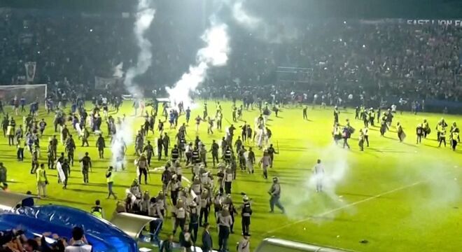 Цісканіна і беспарадкі на футбольным матчы Інданэзіі. Загінулі 174 чалавекі Цісканіна і беспарадкі на футбольным матчы ў Інданезіі. Загінулі 174 чалавекі