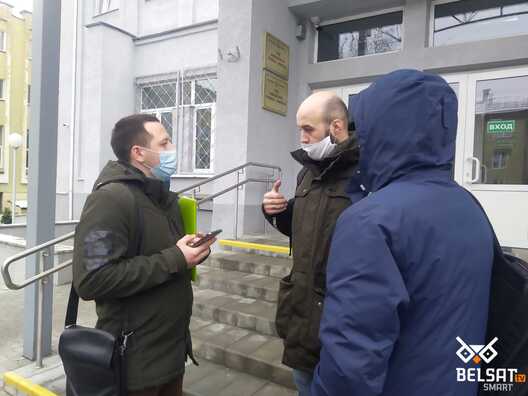 Сяргей Роўба, Руслан Роўба і Андрэй Янковіч пасля судовага паседжання / Belsat Сяргей Роўба, Руслан Роўба і Андрэй Янковіч пасля судовага паседжання / Belsat