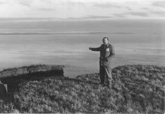 Я. Маркаўскас на месцы сталінскіх пахаванняў ля мора Лапцевых, 1989 год Я. Маркаўскас на месцы сталінскіх пахаванняў ля мора Лапцевых, 1989 год