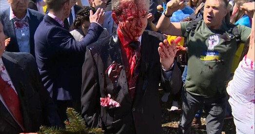 Пасла Расіі аблілі фарбай перад могілкамі савецкіх салдат у Варшаве