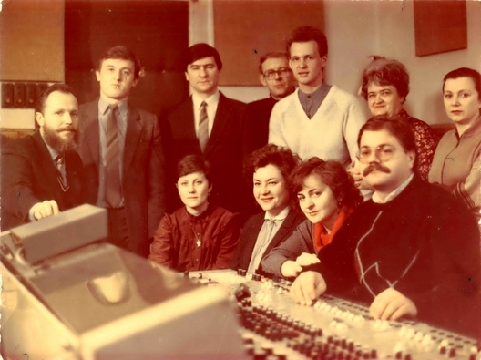 Калектыў «Беларускай Маладзёжнай». Трэці злева стаіць Уладзімір Дзюба. Сядзяць злева направа Іна Студзінская, Жанна Літвіна, Таццяна Мельнічук, Уладзімір Сакульскі Калектыў «Беларускай Маладзёжнай». Трэці злева стаіць Уладзімір Дзюба. Сядзяць злева направа Іна Студзінская, Жанна Літвіна, Таццяна Мельнічук, Уладзімір Сакульскі