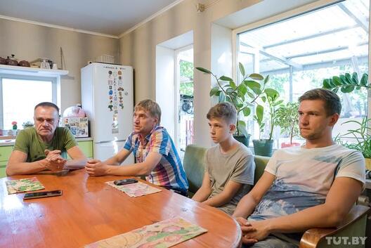 Мікалай Вадзімавіч, Аляксандр, Георгій, Дзмітрый. Аляксея ў момант нашага прыезду ў бацькавым доме не было. Фота Сяргея Камкова Мікалай Вадзімавіч, Аляксандр, Георгій, Дзмітрый. Аляксея ў момант нашага прыезду ў бацькавым доме не было. Фота Сяргея Камкова