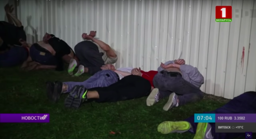 Збіты Віктар Кніга з іншымі затрыманымі на Акрэсціна. Скрыншот з відэа БТ Збіты Віктар Кніга з іншымі затрыманымі на Акрэсціна. Скрыншот з відэа БТ