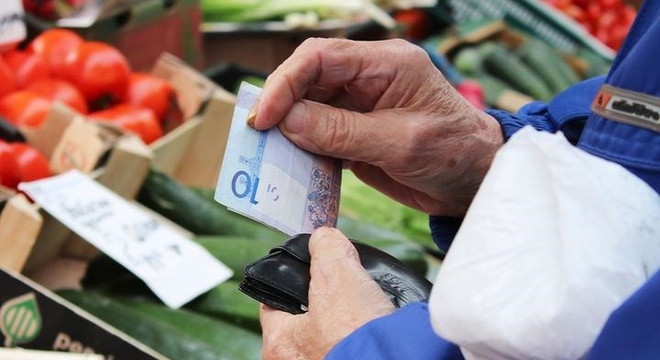 Рэальныя пенсіі беларусаў падаюць сёмы месяц запар Рэальныя пенсіі беларусаў падаюць сёмы месяц запар