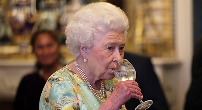 Брытанская каралева Лізавета II у 95 год вырашыла завязаць з алкаголем Брытанская каралева Лізавета II у 95 год вырашыла завязаць з алкаголем