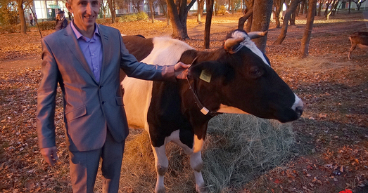 Каза, карова, дыскатэка: як зладзіў пікет беларускі фермер