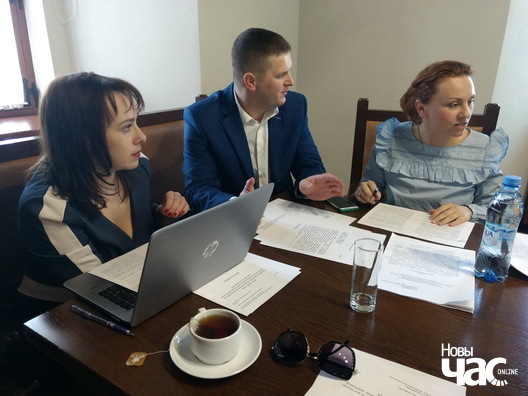 Дэпутат Палаты прадстаўнікоў Ганна Канапацкая (злева) Дэпутат Палаты прадстаўнікоў Ганна Канапацкая (злева)