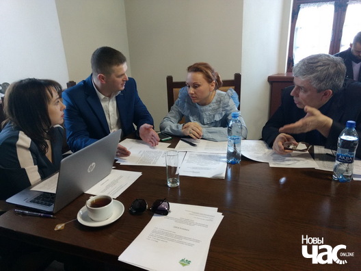 kruhly_stol_liava_2_logo.jpg kruhly_stol_liava_2_logo.jpg