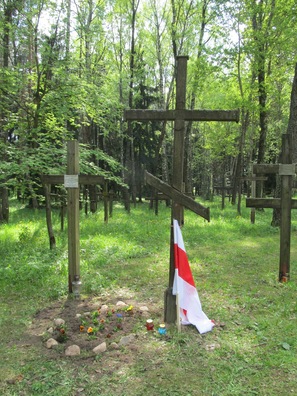 Высаджаны кветкі каля крыжу, што некалі ўсталяваў у Народным мемарыяле выбітны
беларускі адраджэнец Сяржук Вітушка Высаджаны кветкі каля крыжу, што некалі ўсталяваў у Народным мемарыяле выбітны
беларускі адраджэнец Сяржук Вітушка