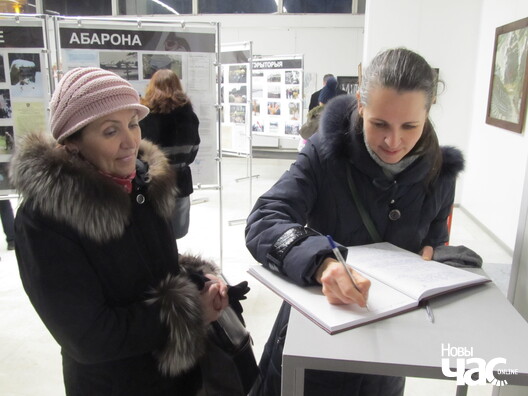 Нашчадкі героя выставы Антона Матусевіча — унучка Ірына Гаеўская і праўнучка Ганна Кудраўская робяць запіс у Кнігу водгукаў Нашчадкі героя выставы Антона Матусевіча — унучка Ірына Гаеўская і праўнучка Ганна Кудраўская робяць запіс у Кнігу водгукаў