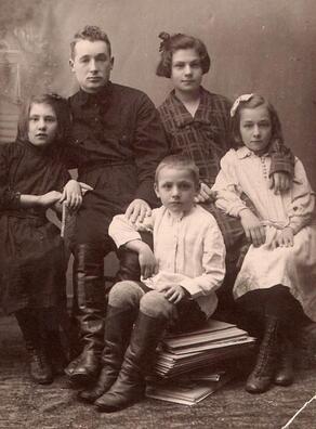 Кузьма Чорны з першай жонкай Ідай, сёстрамі і братам. Фота: Дзяржаўны архіў-музей літаратуры і мастацтва Кузьма Чорны з першай жонкай Ідай, сёстрамі і братам. Фота: Дзяржаўны архіў-музей літаратуры і мастацтва