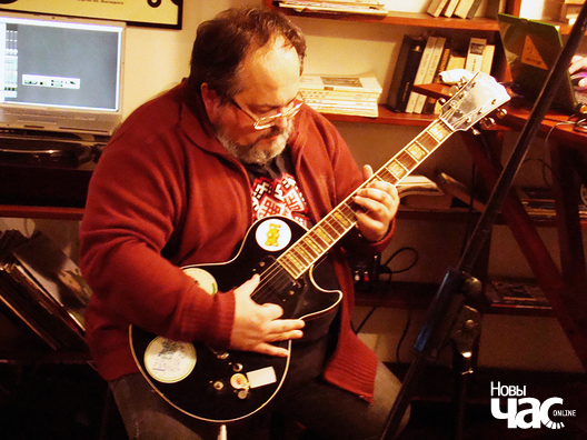 Лявон Нарушэвіч з сяброўкай-электрагітарай Лявон Нарушэвіч з сяброўкай-электрагітарай