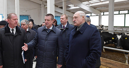 Лукашэнка карае чыноўнікаў, каб зняць віну з сябе