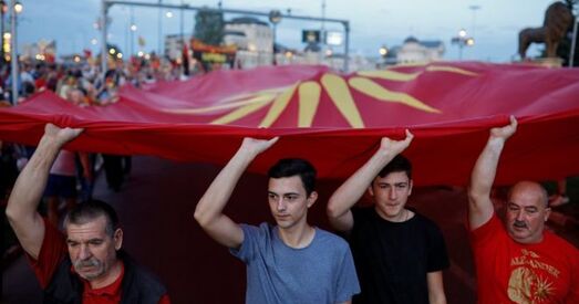 Ці быць Паўночнай Македоніі? Прэм’еры за, народ супраць