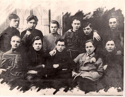 Сябры літаратурнага аб’яднаньня «Маладняк», Мінск, 1925 год. Сядзяць злева направа: Язэп Падабед, Алесь Якімовіч, Міхась Чарот, Алесь Дудар, Язэп Пушча, стаяць злева направа: Адам Бабарэка, Нічыпар Чарнушэвіч, Паўлюк Трус, Анатоль Вольны, Андрэй Александровіч, Кузьма Чорны. У 1930-х з 11 чалавек са здымку дзевяць будуць рэпрэсаваныя, пяцёра пасля рэпрэсій не выжывуць Сябры літаратурнага аб’яднаньня «Маладняк», Мінск, 1925 год. Сядзяць злева направа: Язэп Падабед, Алесь Якімовіч, Міхась Чарот, Алесь Дудар, Язэп Пушча, стаяць злева направа: Адам Бабарэка, Нічыпар Чарнушэвіч, Паўлюк Трус, Анатоль Вольны, Андрэй Александровіч, Кузьма Чорны. У 1930-х з 11 чалавек са здымку дзевяць будуць рэпрэсаваныя, пяцёра пасля рэпрэсій не выжывуць