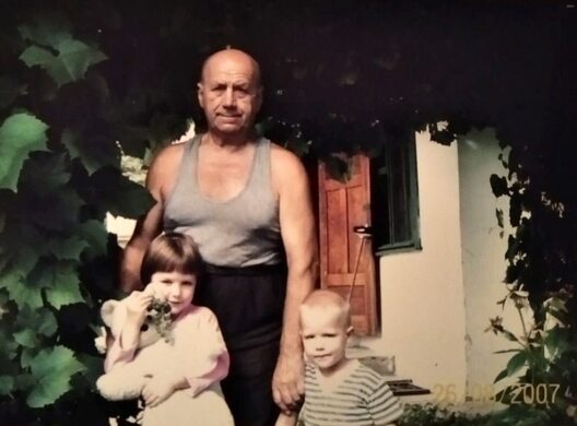 Соня з дзядулем і братам Соня з дзядулем і братам