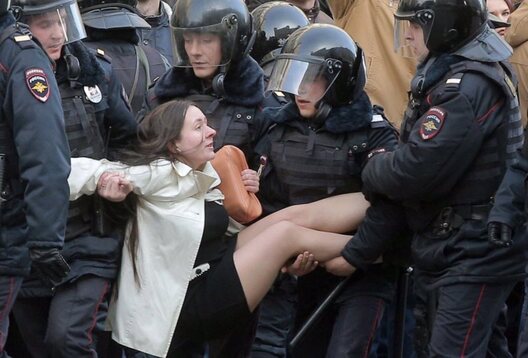Паліцыя затрымлівае дзяўчыну ў Маскве. Фота censor.net.ua Паліцыя затрымлівае дзяўчыну ў Маскве. Фота censor.net.ua
