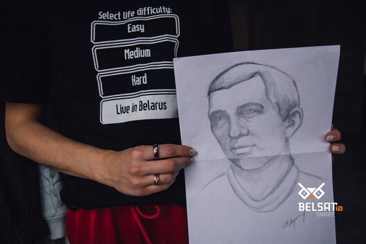 Дар’я Лосік з партрэтам мужа. Фота: ТК / Белсат Дар’я Лосік з партрэтам мужа. Фота: ТК / Белсат