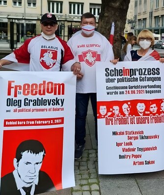 Мікалай Бандарэнка з плакатам пра Алега Граблеўскага Мікалай Бандарэнка з плакатам пра Алега Граблеўскага