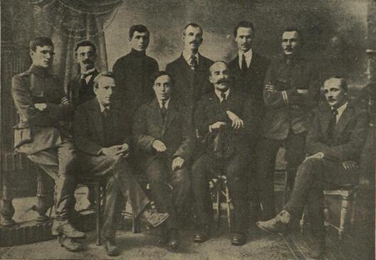 Група беларускіх пісьменнікаў, 1920 год. Сядзіць крайні справа Янка Купала. Стаіць другі слева (увесь у цёмным) Міхась Чарот. Фота апублікавана Вячаславам Ракіцкім у часопісе «Спадчына» (1991, № 1), commons.wikimedia.org Група беларускіх пісьменнікаў, 1920 год. Сядзіць крайні справа Янка Купала. Стаіць другі слева (увесь у цёмным) Міхась Чарот. Фота апублікавана Вячаславам Ракіцкім у часопісе «Спадчына» (1991, № 1), commons.wikimedia.org