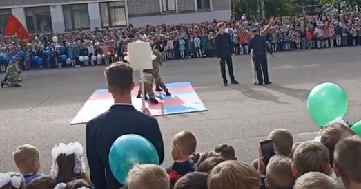 Акцыя за мір на школьнай лінейцы — дзяўчыну затрымалі