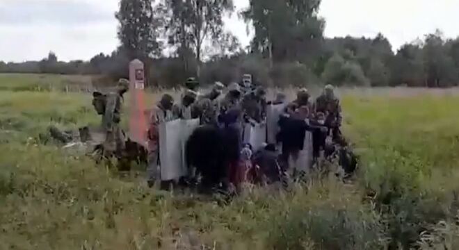 Людзі са шчытамі і сабакамі — мігрантам: «Наперад! Устаём! Пайшлі!» Людзі са шчытамі і сабакамі — мігрантам: «Наперад! Устаём! Пайшлі!»