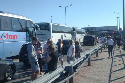 Чарга з аўтобусаў і машын на польска-беларускай мяжы з боку пункта пропуску «Тэрэспаль», 26 чэрвеня 2024 года. Фота: t.me/terespol Чарга з аўтобусаў і машын на польска-беларускай мяжы з боку пункта пропуску «Тэрэспаль», 26 чэрвеня 2024 года. Фота: t.me/terespol