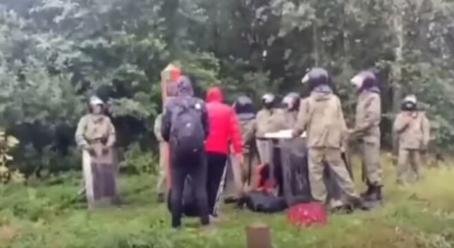 З’явіласа відэа, як людзі ў шлемах і са шчытамі не пускаюць уцекачоў на беларускі бок З’явіласа відэа, як людзі ў шлемах і са шчытамі не пускаюць уцекачоў на беларускі бок
