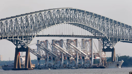 Ілюстрацыйнае фота: Карабель Zhen Hua 13 з чатырма транспартнымі кранамі праходзіць пад мостам Фрэнсіса Скота Кі ў Балтыморы ў чэрвені 2012 года. Фота: AP Photo/Patrick Semansky Ілюстрацыйнае фота: Карабель Zhen Hua 13 з чатырма транспартнымі кранамі праходзіць пад мостам Фрэнсіса Скота Кі ў Балтыморы ў чэрвені 2012 года. Фота: AP Photo/Patrick Semansky