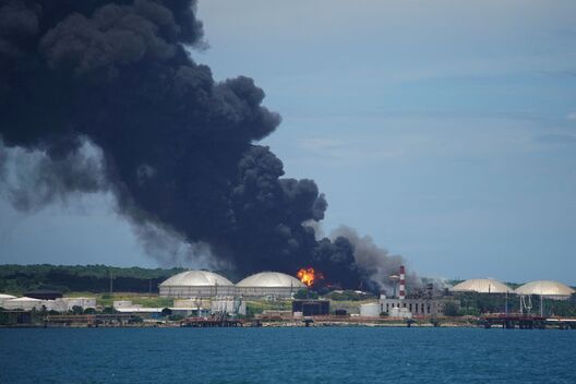 Пажар на нафтавым тэрмінале Кубы. Фота: «Reuters» Пажар на нафтавым тэрмінале Кубы. Фота: «Reuters»