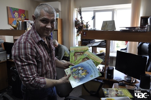 На працоўным месцы разам з дзіцячымі кніжкамі выдавецтва ''Кнігазбор'' На працоўным месцы разам з дзіцячымі кніжкамі выдавецтва ''Кнігазбор''